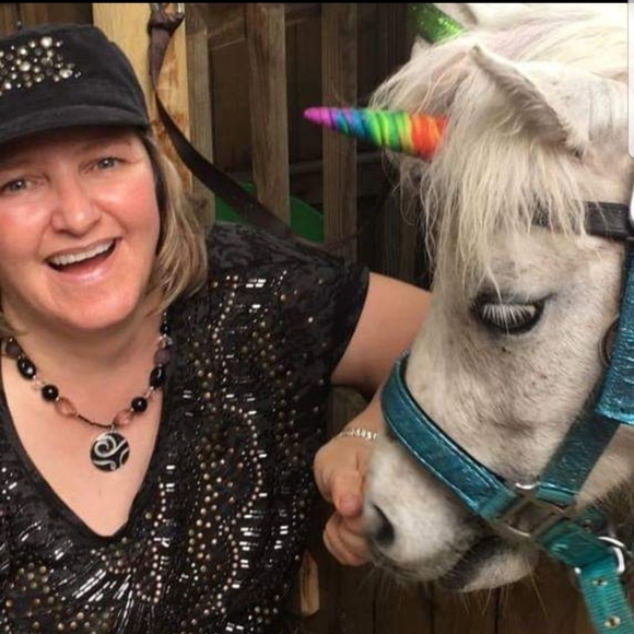 Meet your Posher, Linda Hartwick - Picture 3 of 5